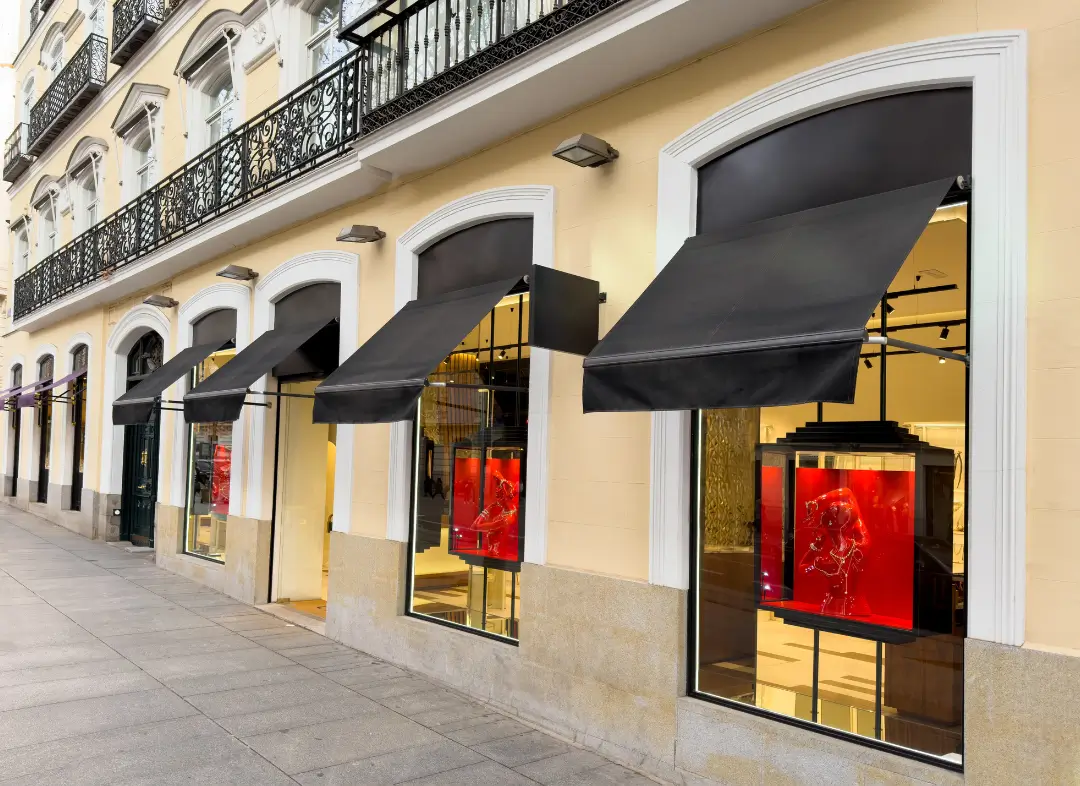 Façade vitrine de magasin en aluminium sur mesure à Roquebrune-sur-Argens